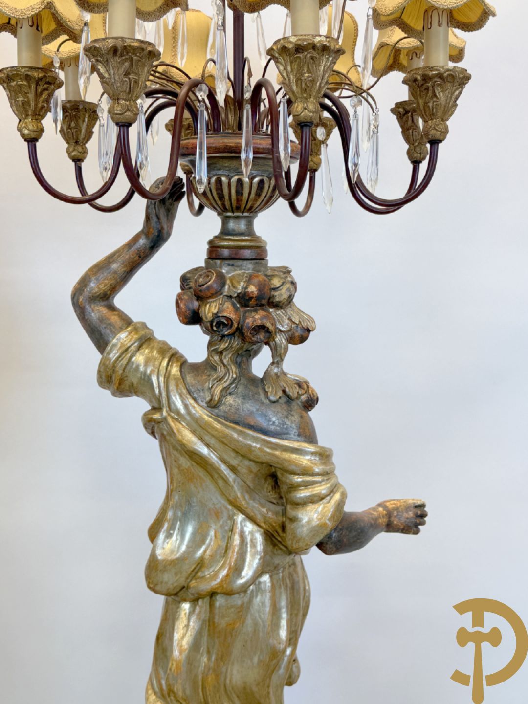 Paar gepolychromeerde dames op sokkel, bekroond met achtarmige kandelaar met lichtpunten en bellen, Italiaans, jaren 