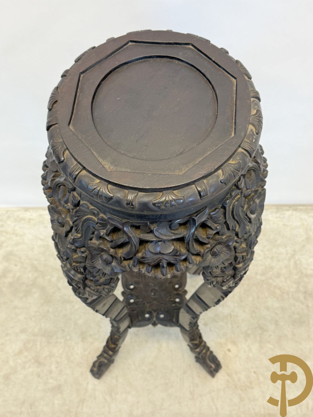 Chinese handgesculpteerde hoge sokkel met bloemenmotieven