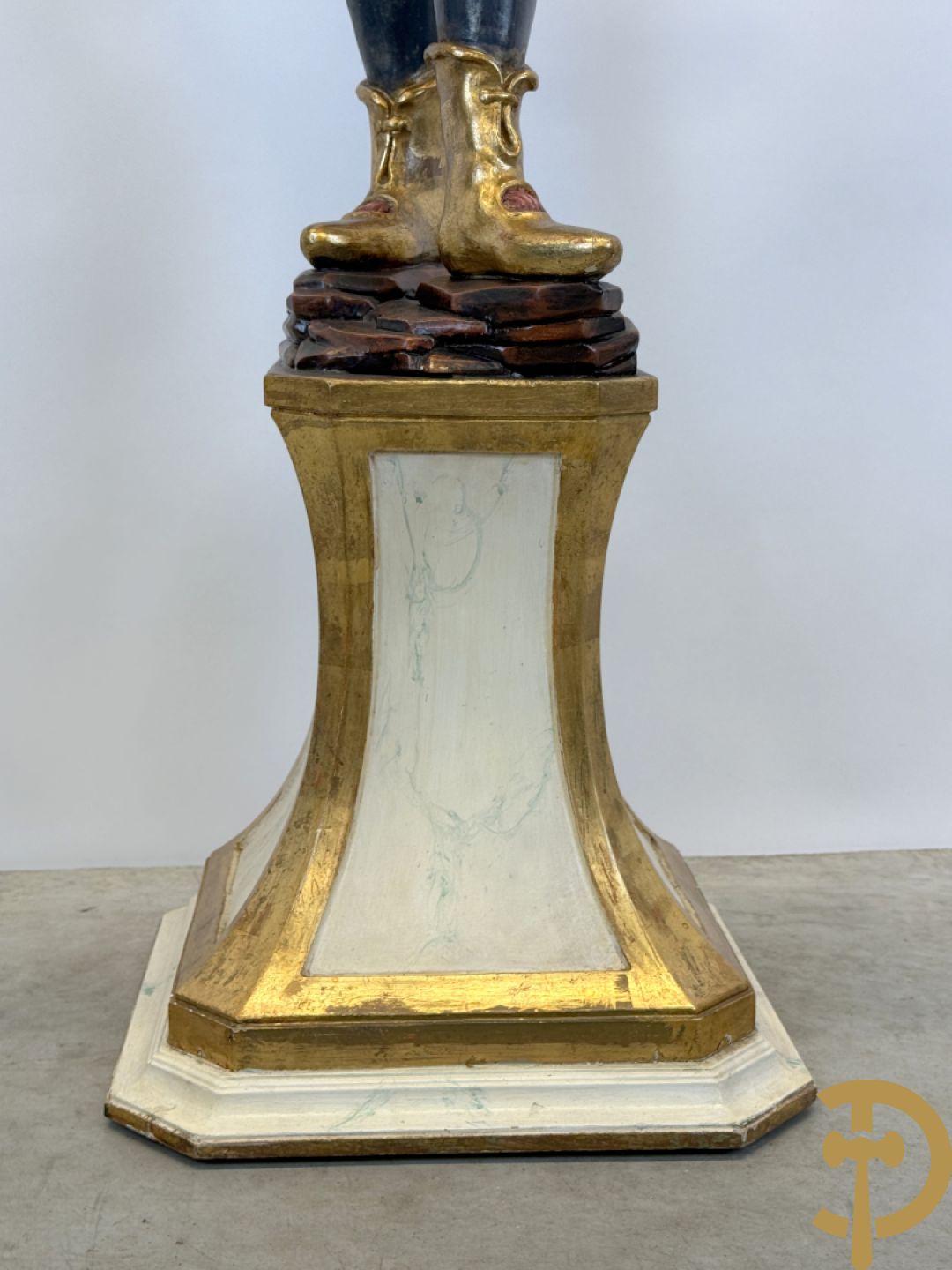 Gepolychromeerde staande moor in Victoriaanse kledij, met opdienschaal, op sokkel - Italiaans