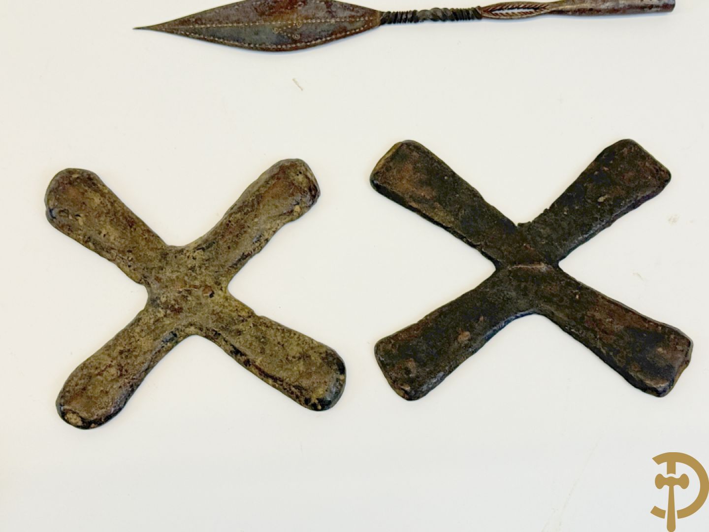 Zes Afrikaanse machetes, 4 speren, bronzen ruilmiddel en 2 bronzen armbanden