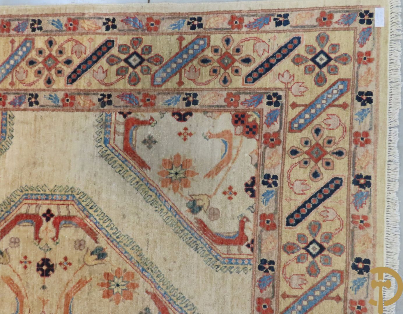 Oosters handgeknoopt tapijt met bloemen- en vogelmotieven op beige fond