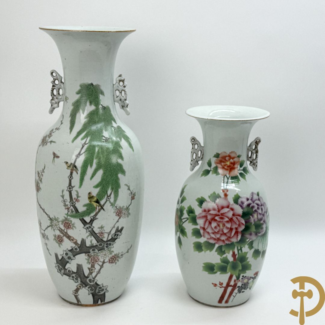 Chinese porseleinen vaas met decor van takken en vogels + Chinese porseleinen vaas met bloemendecor