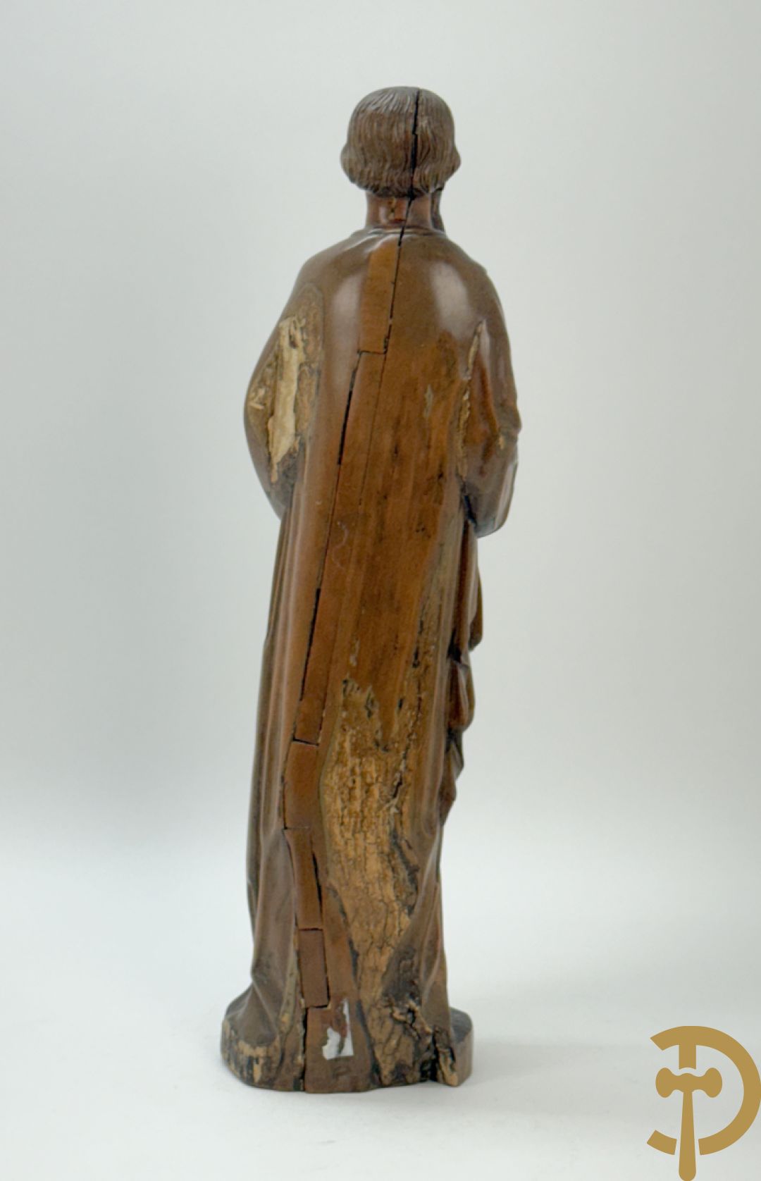 Houtsculptuur van evangelist met zwaard