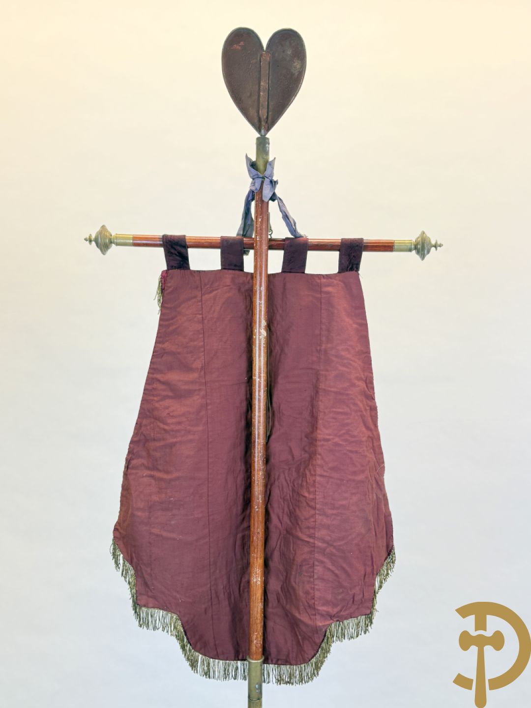 Franse vaandel in rode velours op staander met metalen hartvormig beschilderd ornament met bloemen boven handdruk, Libre Pensée Roubaisienne, Fondé en 1902