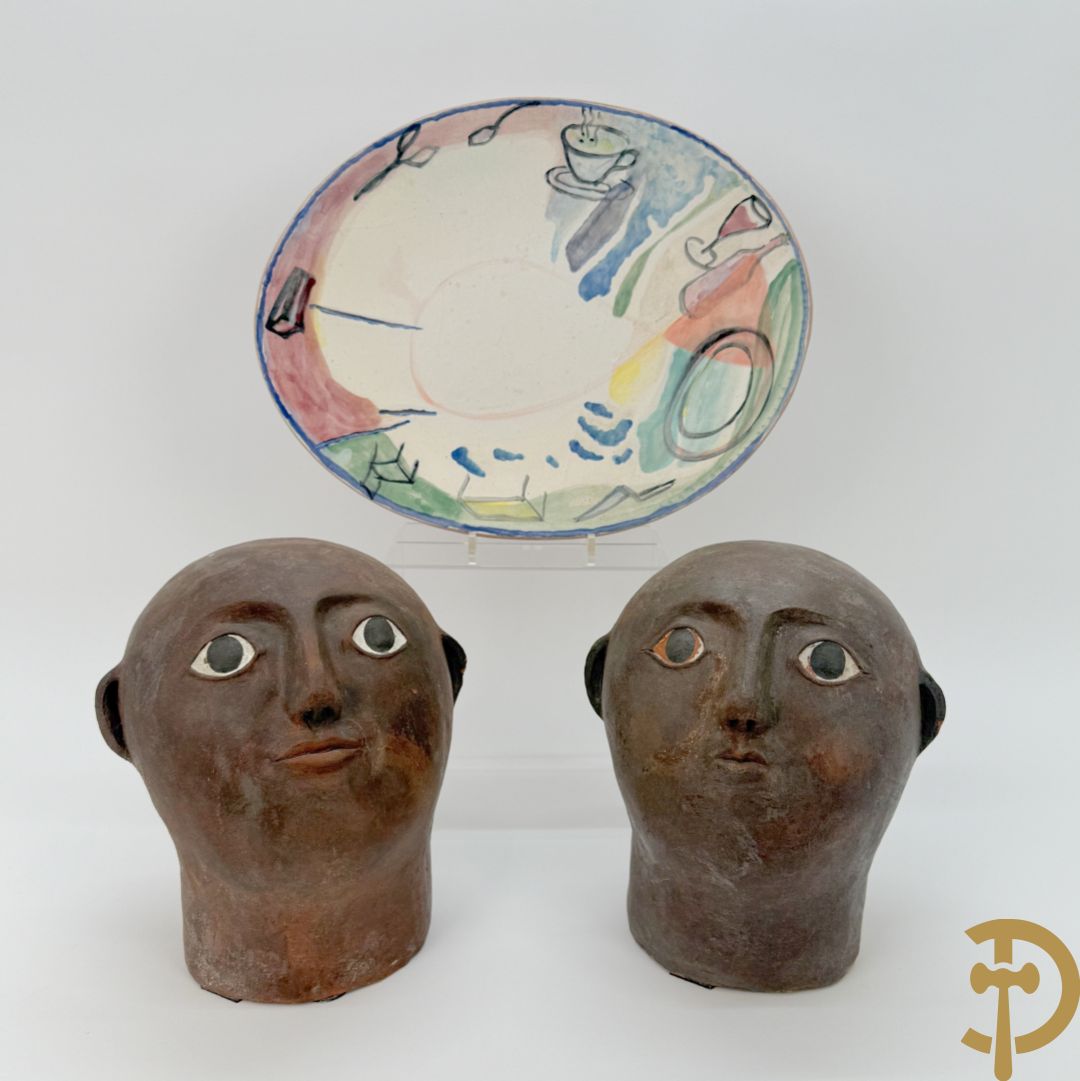 CALUWIER Carlos gestempeld binnenin, paar keramieken hoofden + Handbeschilderde ovale schotel van Caluwier Carlos