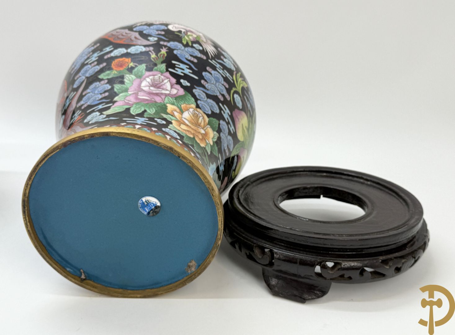 Paar cloisonévazen met bloemen en vogeldecor op zwarte fond - op houten sokkel