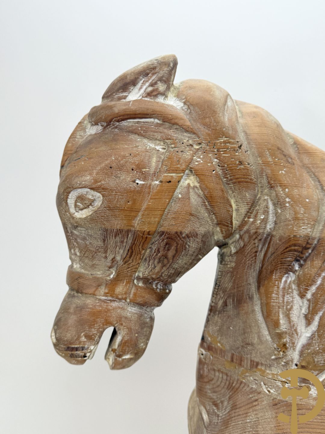Houtgesculpteerd kinderpaard