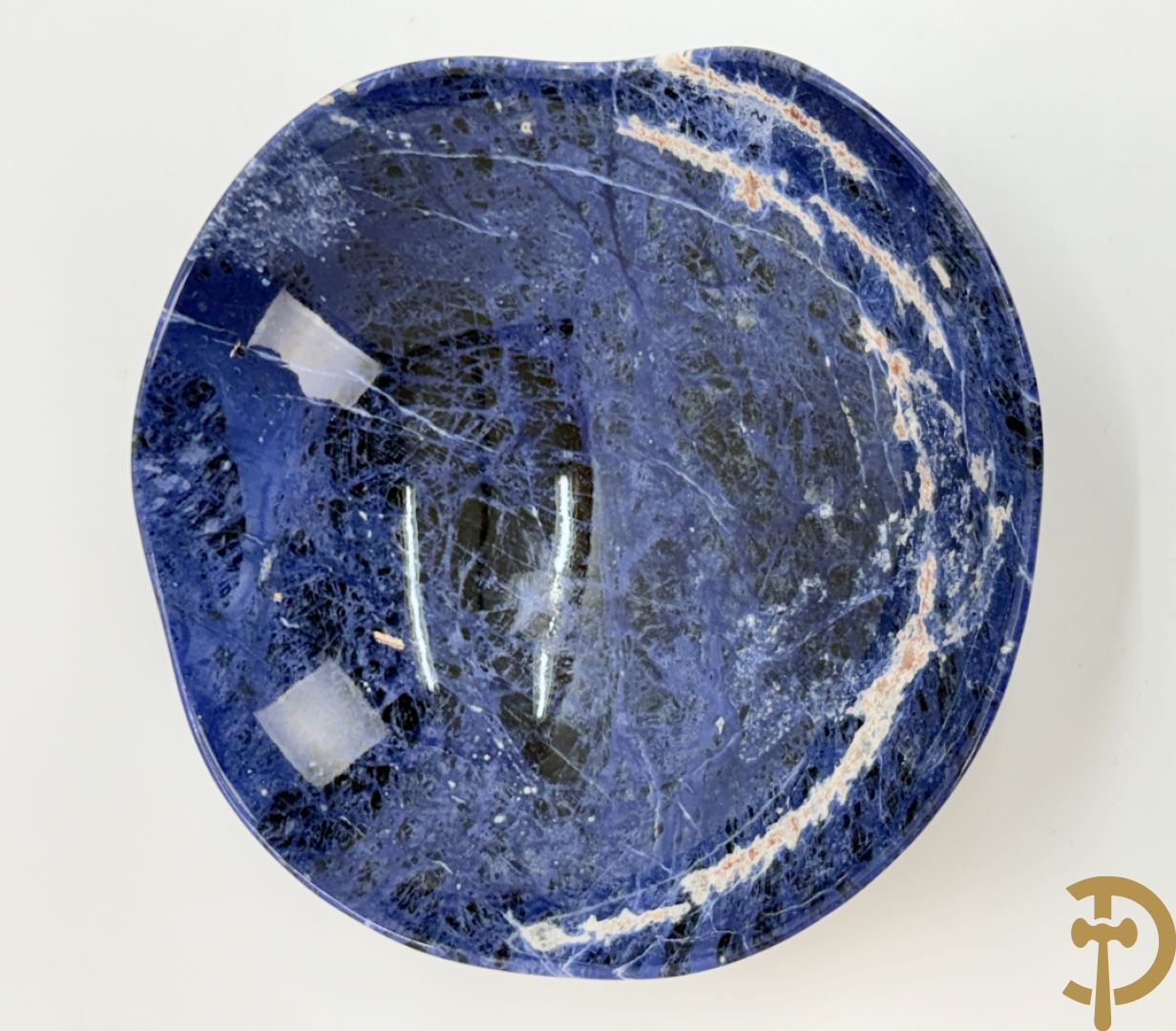 Wolf Helmut (getekend onderaan) Gepolierde schaal/bowl van blauw/wit sodaliet met golvende rand onder getekend WOLF H. (Steinbildhauer, Edelsteingestalter, aus Kirschweiler, Idar-Oberstein),