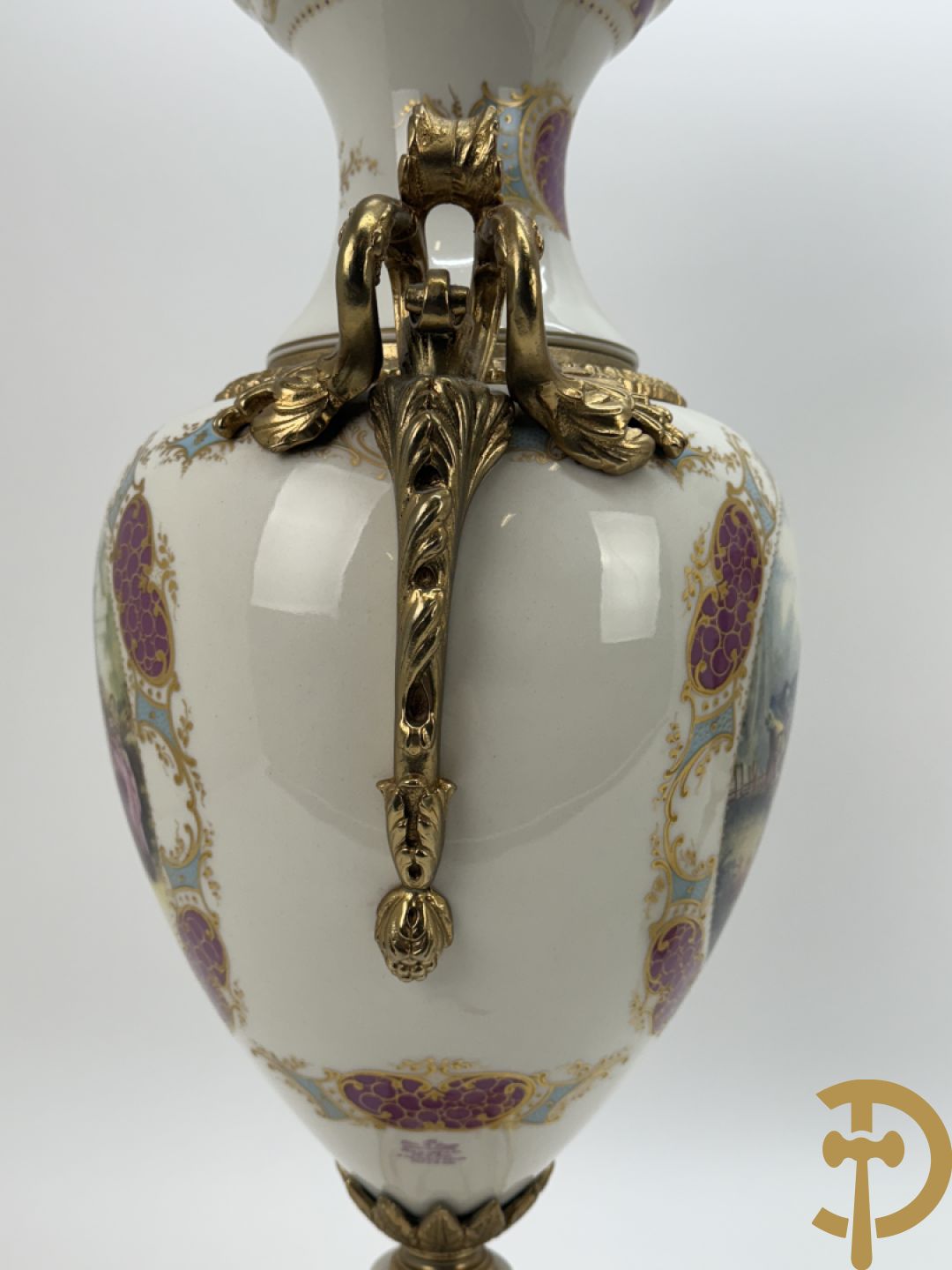 Paar porseleinen Sèvres stijl dekselpotiches met dubbel bedrukt romantisch decor en bezet met bronzen ornamenten