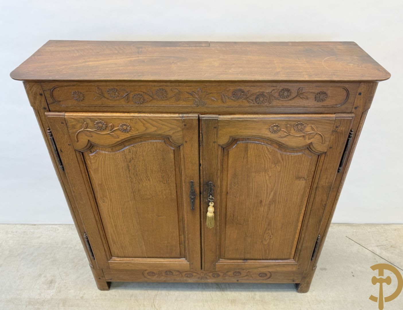 Massief eiken tweedeursdresse met gesculpteerde bloemen en afgestoken panelen in de deuren, Louis XV stijl, 19e