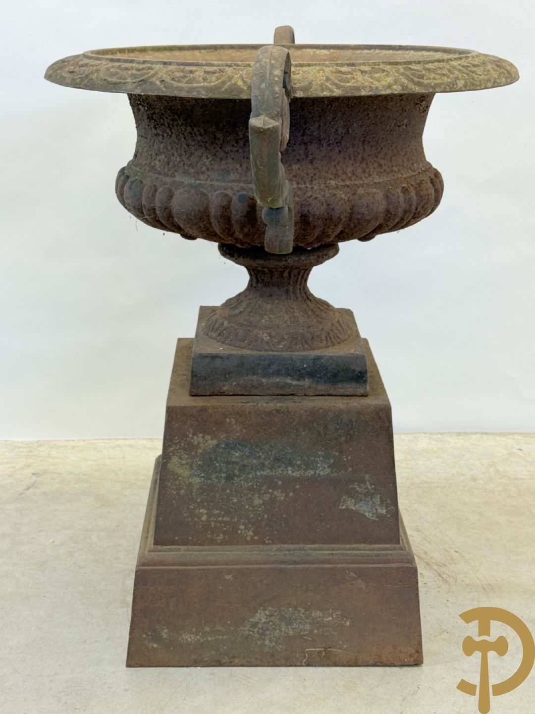 Kelkvormige amfoorvaas op gietijzeren sokkel