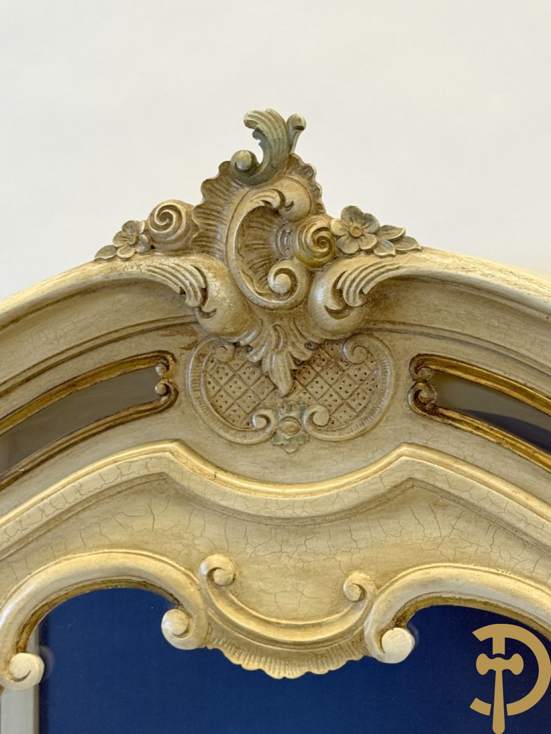 Gemonochromeerde Louis XV vitrine met basrelief van romantische scène