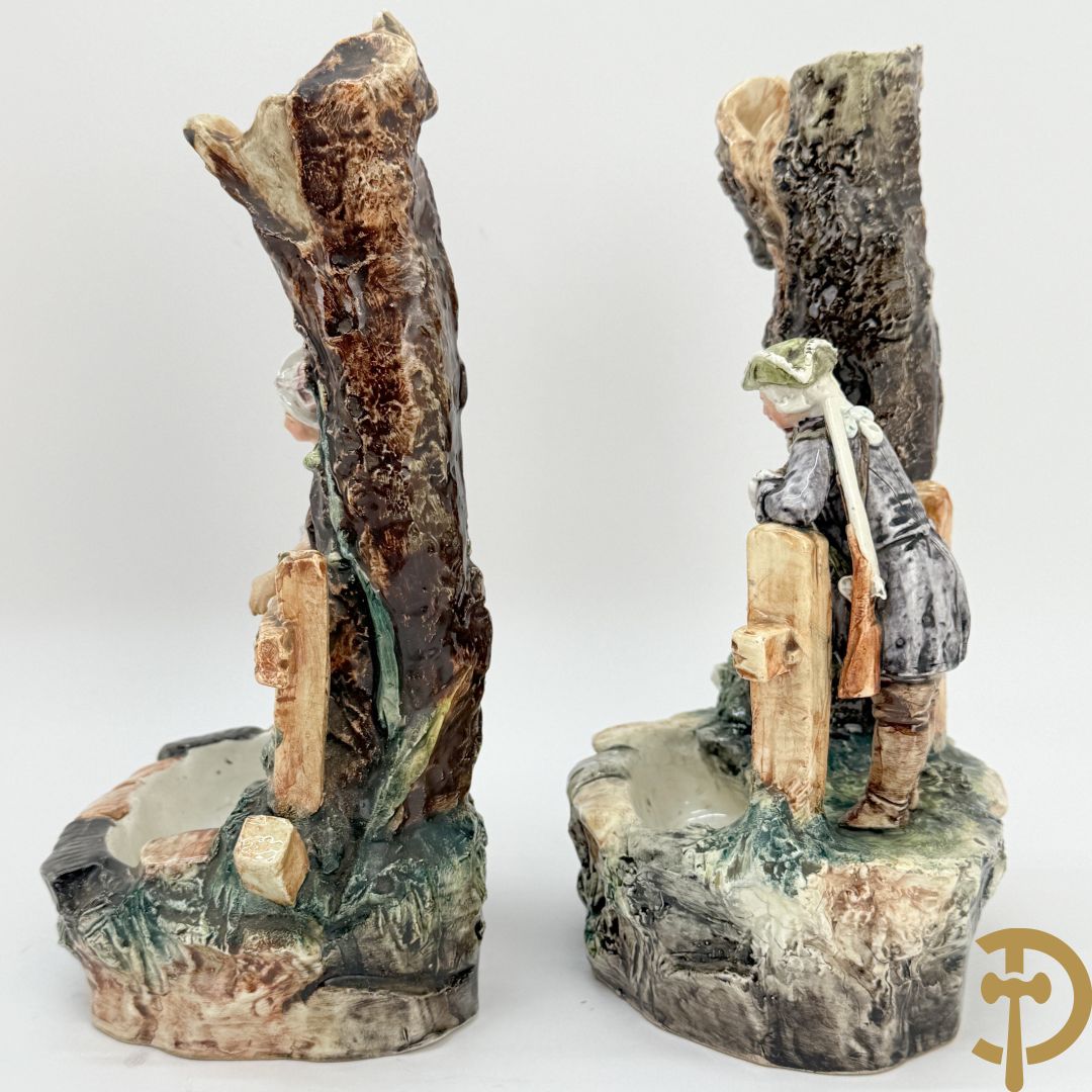 Twee Engelse meerkleurige keramieken sierstukken met personages + vier koppels Engelse biscuits + waterdrager in Royal Dux + 2 houtsculpturen