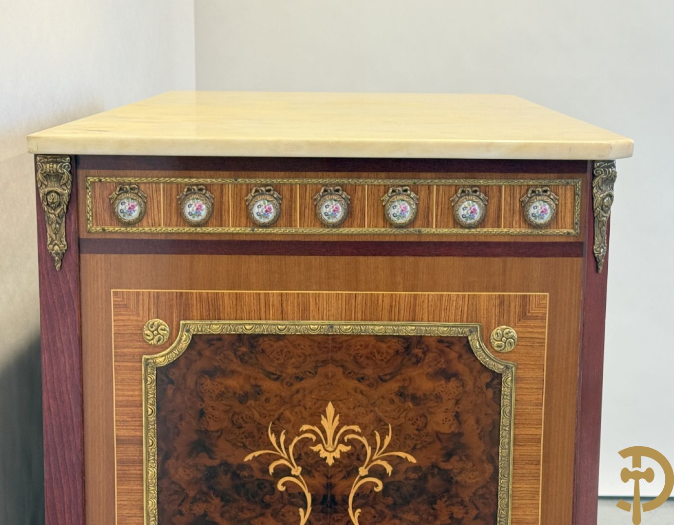 Notelaren TV/barmeubel bezet met bloemenmarquetterie en bronzen ornamenten met porseleinen plakkettes