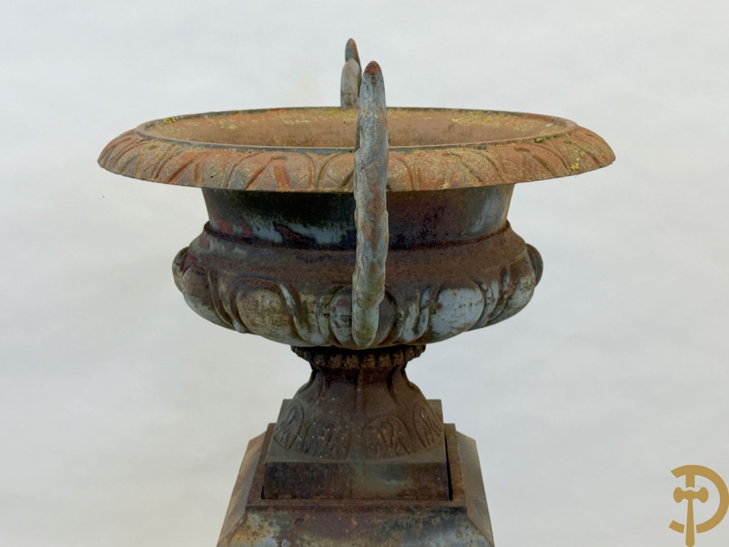 Gietijzeren amfoor met 2 oren op sokkel