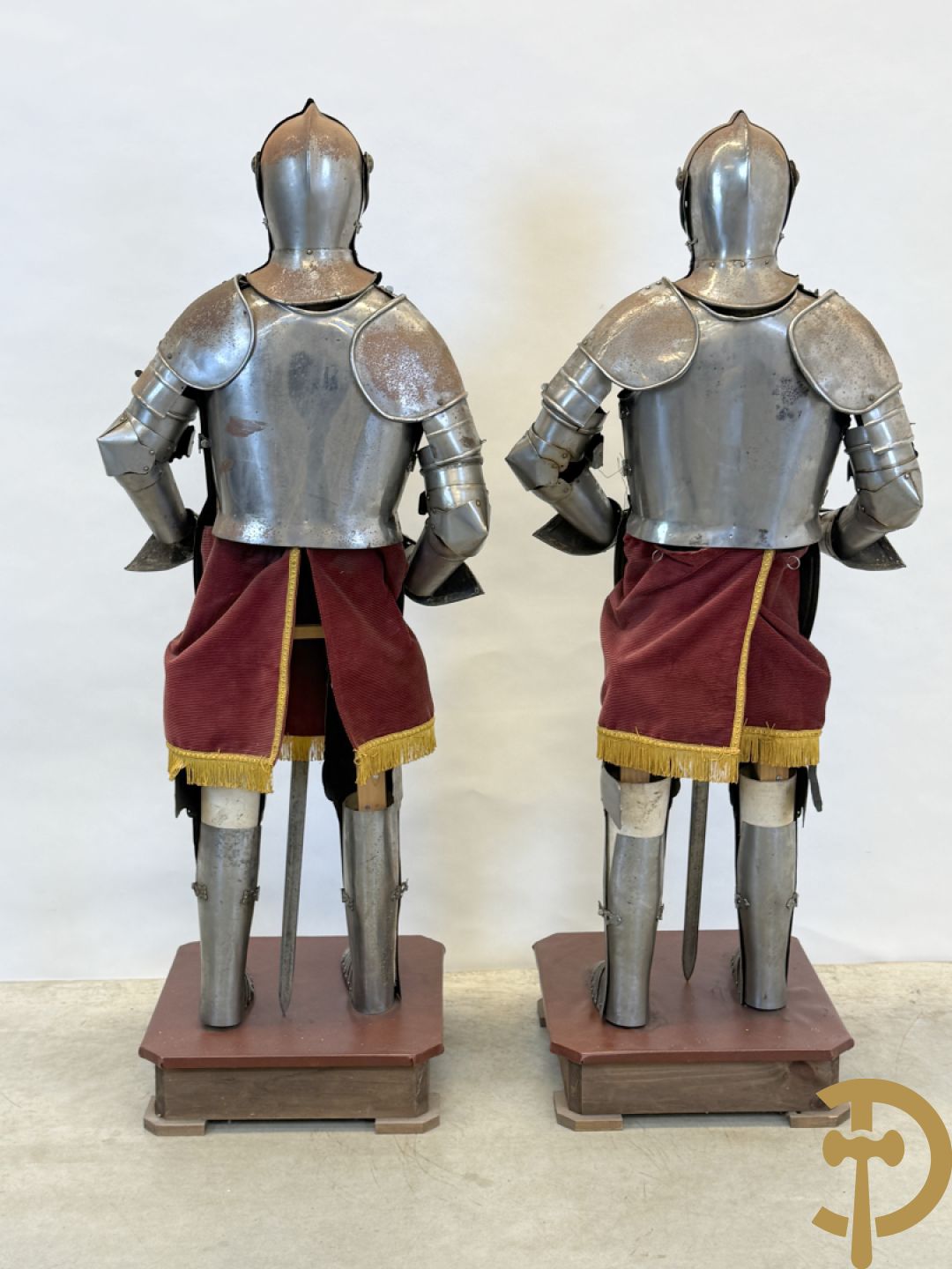 Paar ijzeren decoratieve harnassen ridderuitrusting met geciseleerde motieven op de elementen, met zwaard en ridderhelm - op statief - vermoedelijk Spaans 1930-1940