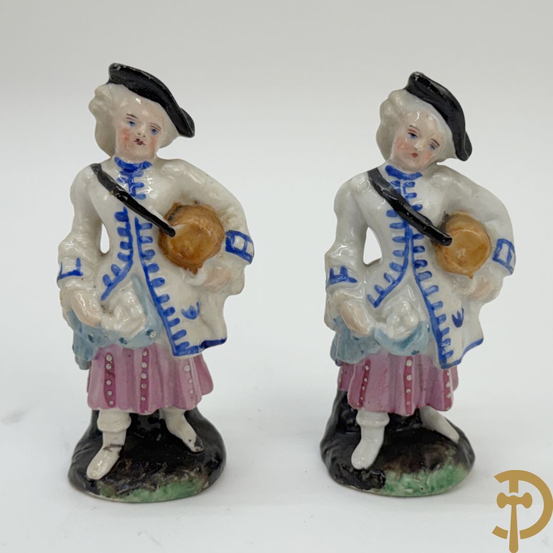 Twee Engelse meerkleurige keramieken sierstukken met personages + vier koppels Engelse biscuits + waterdrager in Royal Dux + 2 houtsculpturen