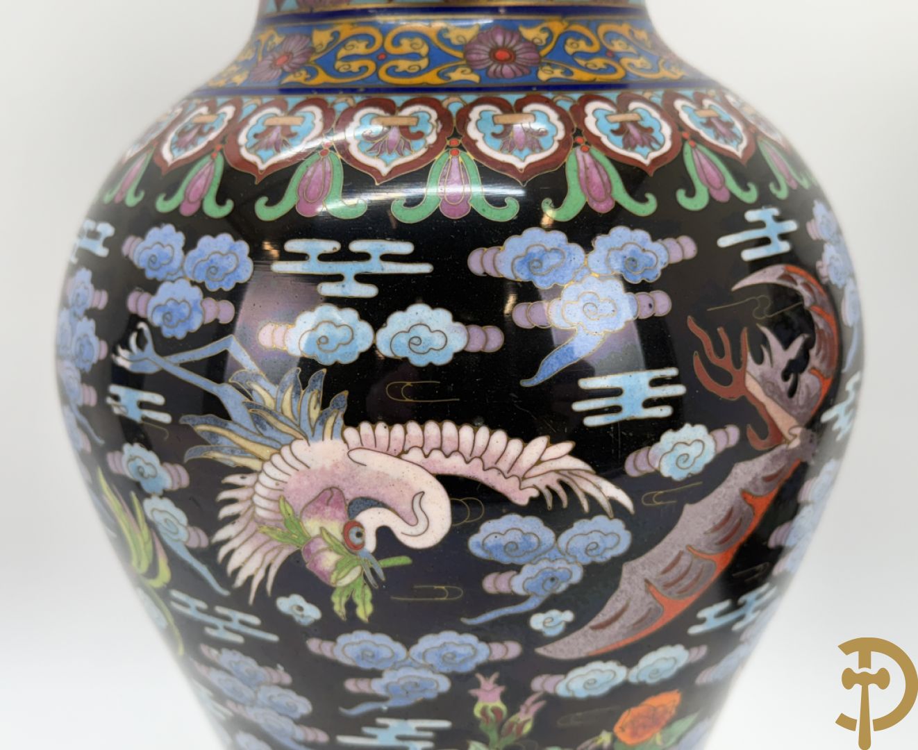 Paar cloisonévazen met bloemen en vogeldecor op zwarte fond - op houten sokkel