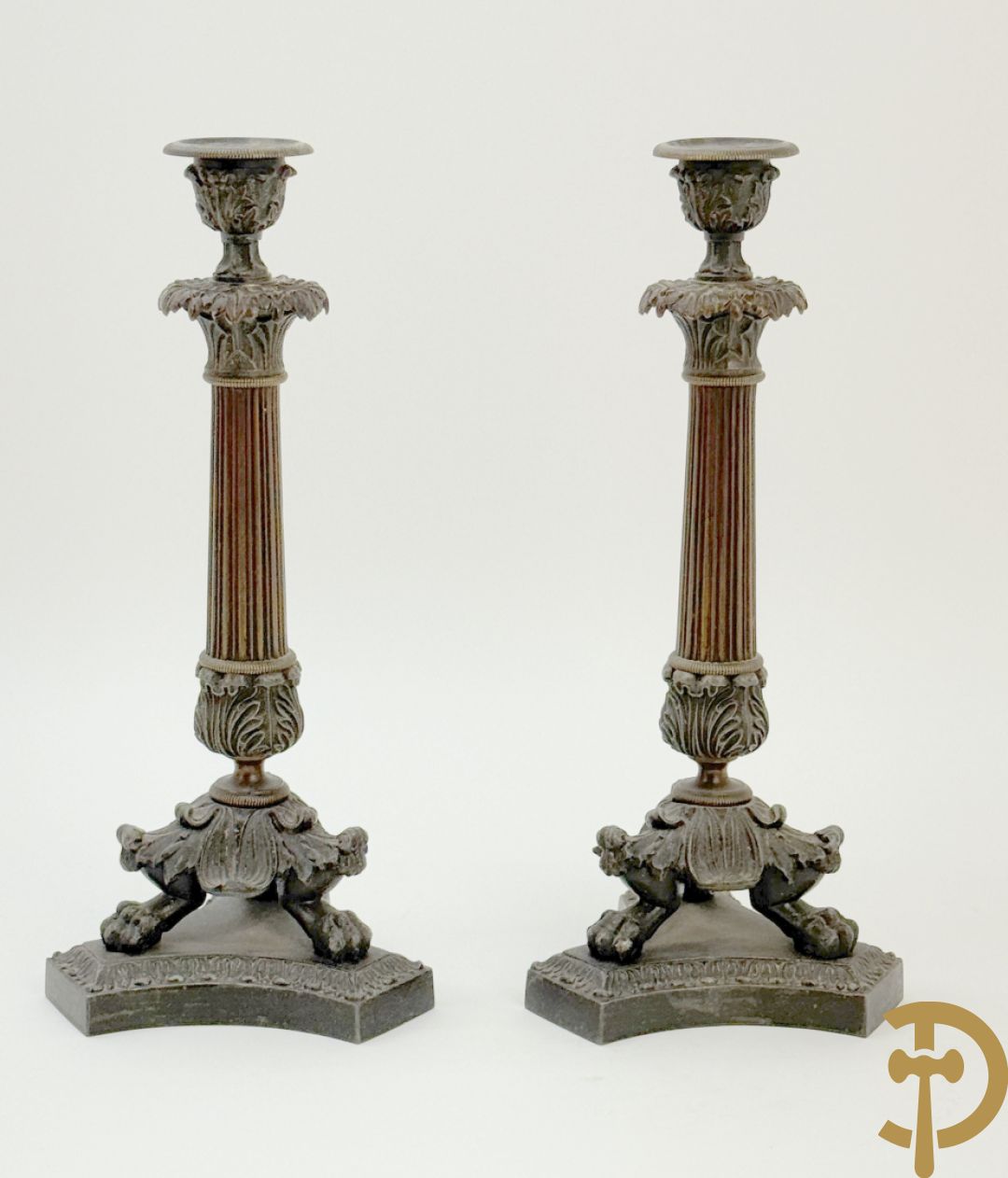 Paar gepatineerde kunstbronzen kandelaars op klauwepoten, 19e