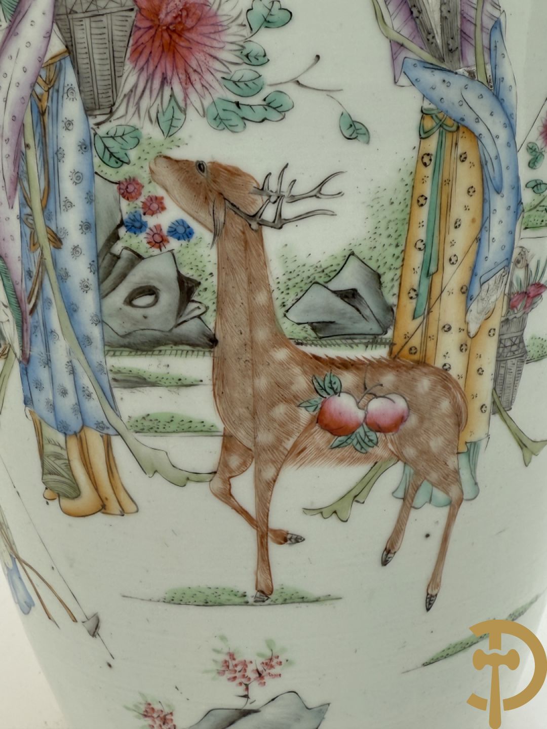 Chinese porseleinen vaas met decor van dames en hert in landschap
