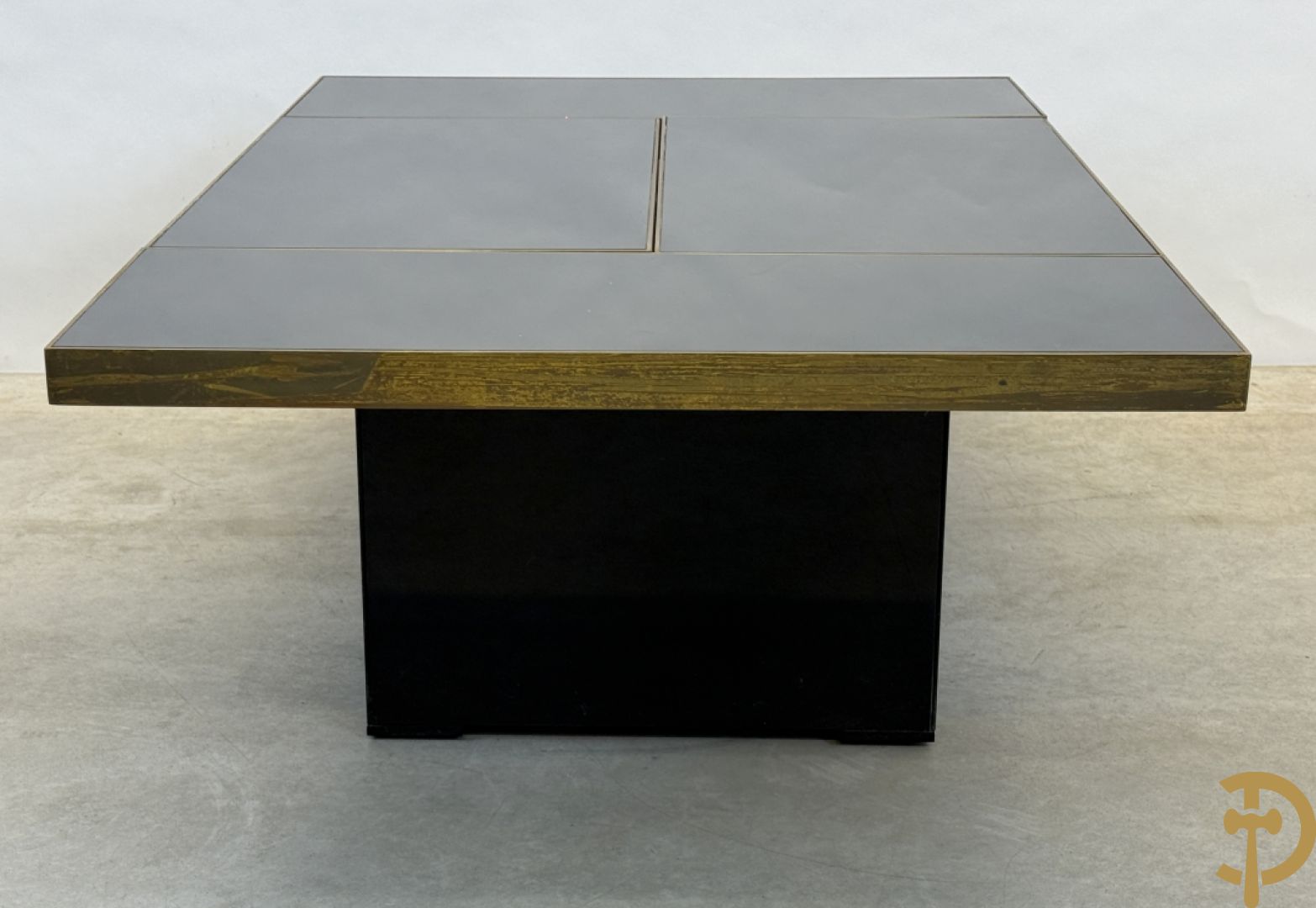 Vintage zwarte salontafel Belgo Chrom met koperomranding en open schuifbare middenpartij - centraal met bar