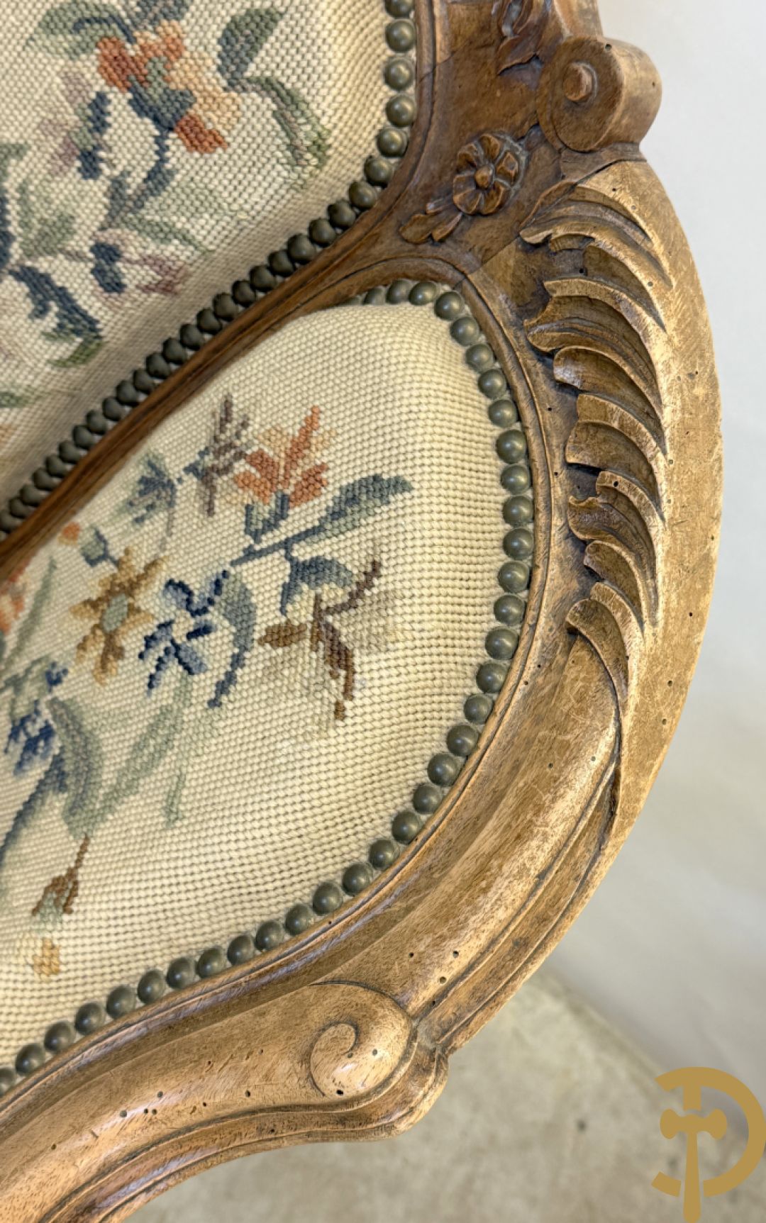 Paar armzetels bezet met petit points + 2 bijhorende stoelen