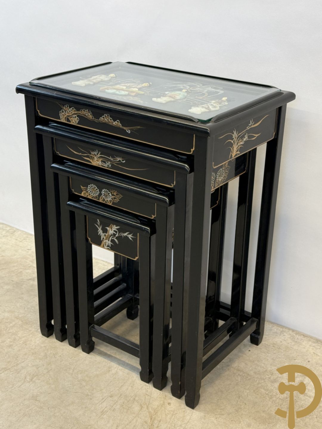 Set Chinese nesttables met geanimeerde scènes van geisha