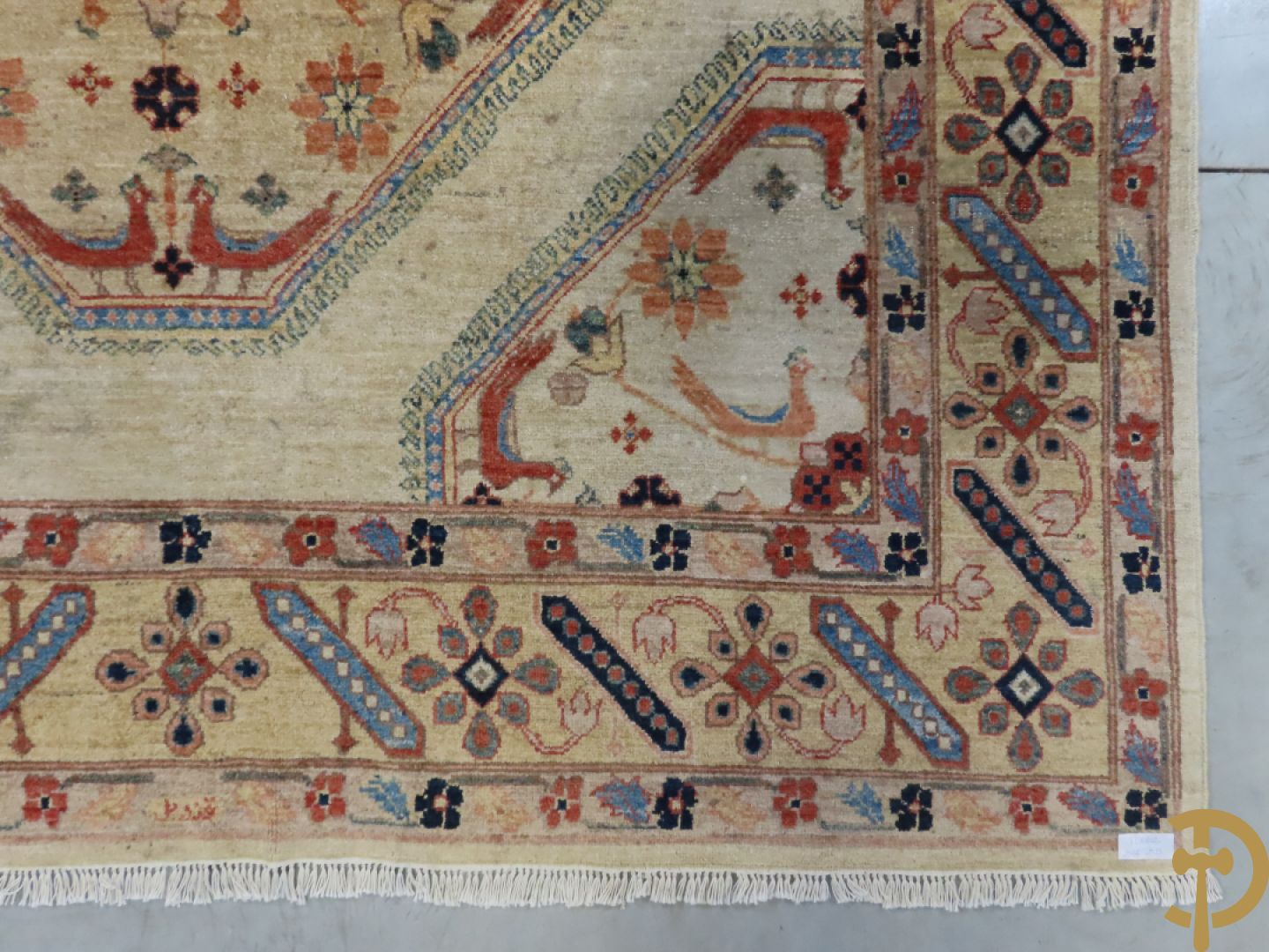 Oosters handgeknoopt tapijt met bloemen- en vogelmotieven op beige fond