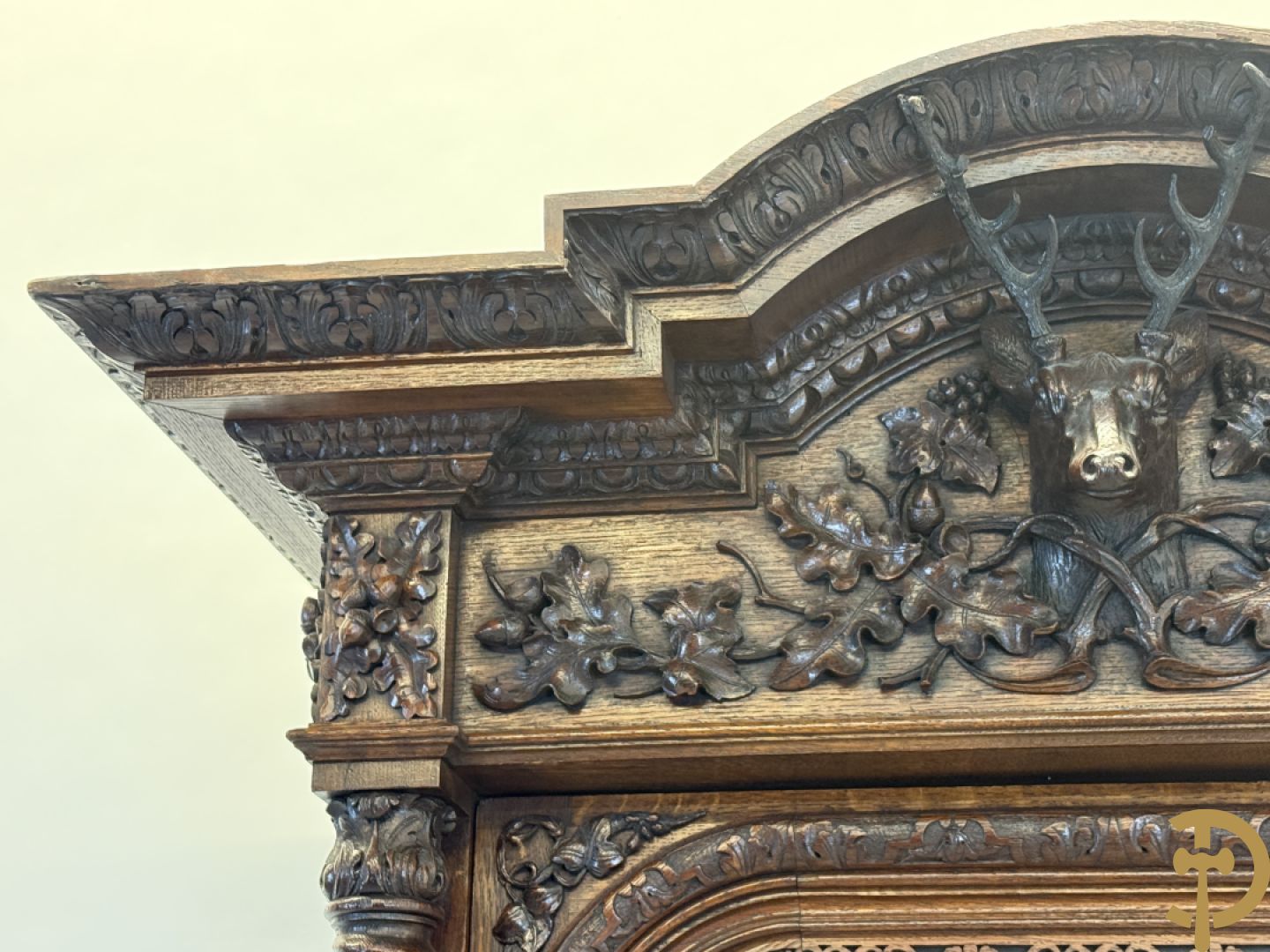 Massief eiken jacht deux-corps, bovenaan met vitrine, zijdelings met getorste zuilen, onderaan met sculptuur van everzwijn en eikebladranken