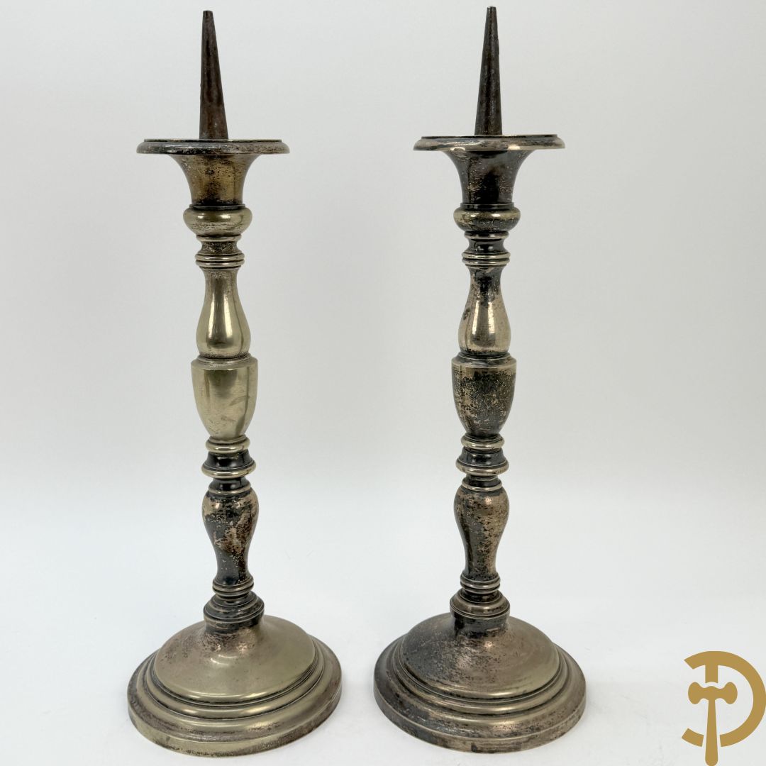 Paar antieke koperen kandelaars + paar metalen  zilverkleurige ballusterkandelaars