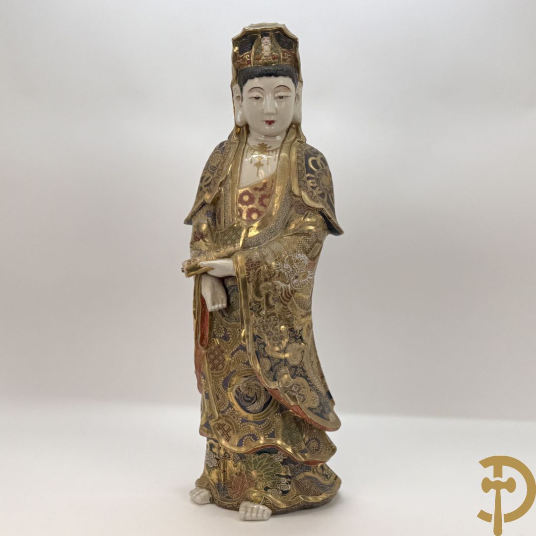 Grote staande Kwan Yin in Japans Satsumat porselein