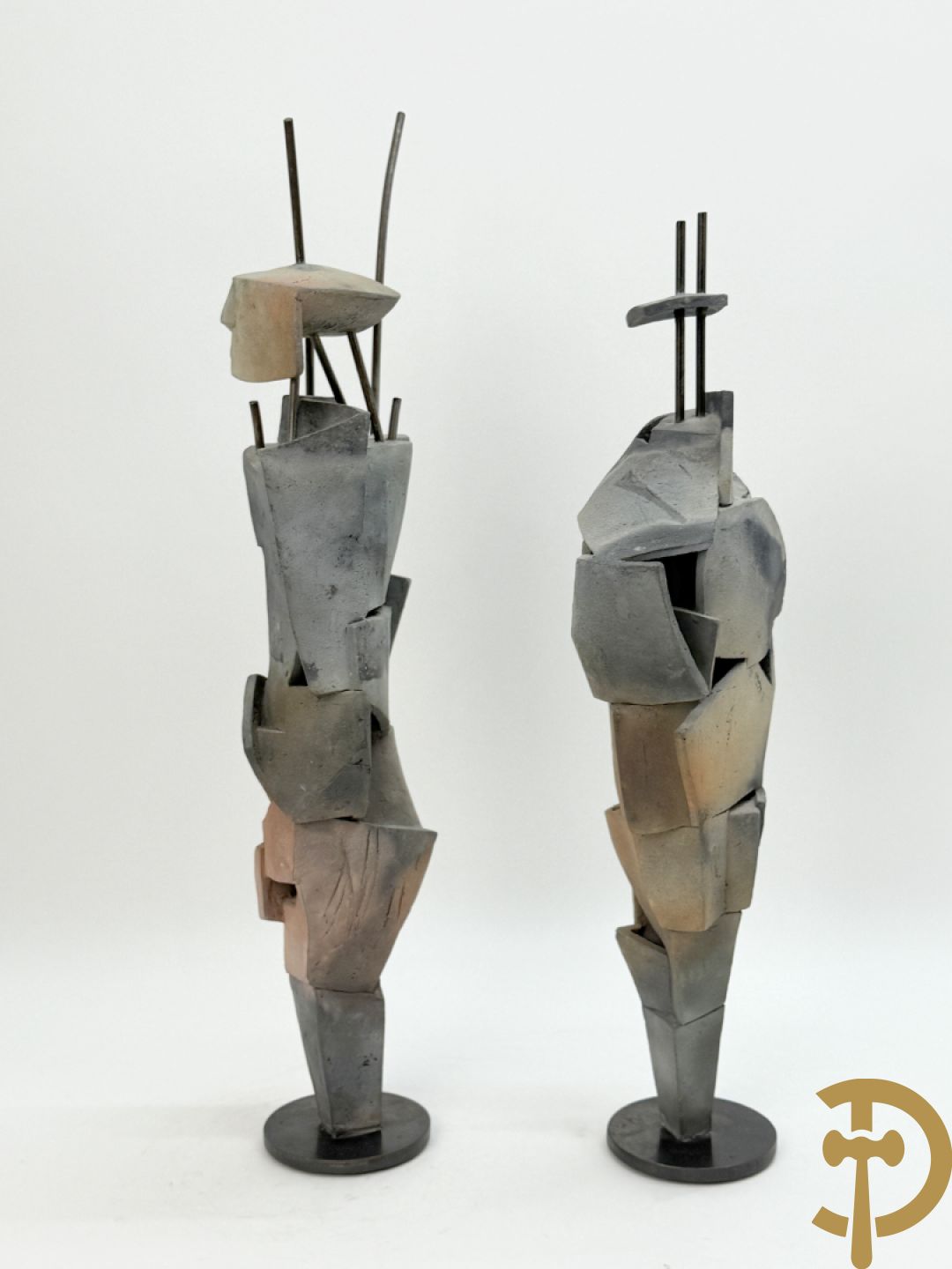 VANDEWEGE Rik getekend onderaan 8816 en 8817 - Twee moderne keramieken abstracte figuren