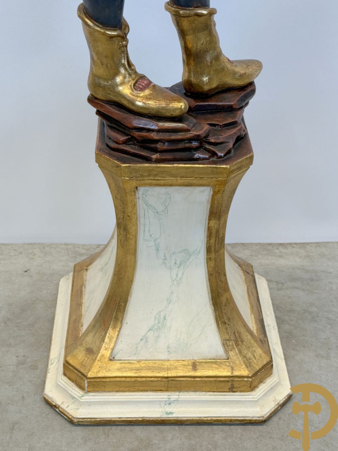 Gepolychromeerde staande moor in Victoriaanse kledij, met opdienschaal, op sokkel - Italiaans