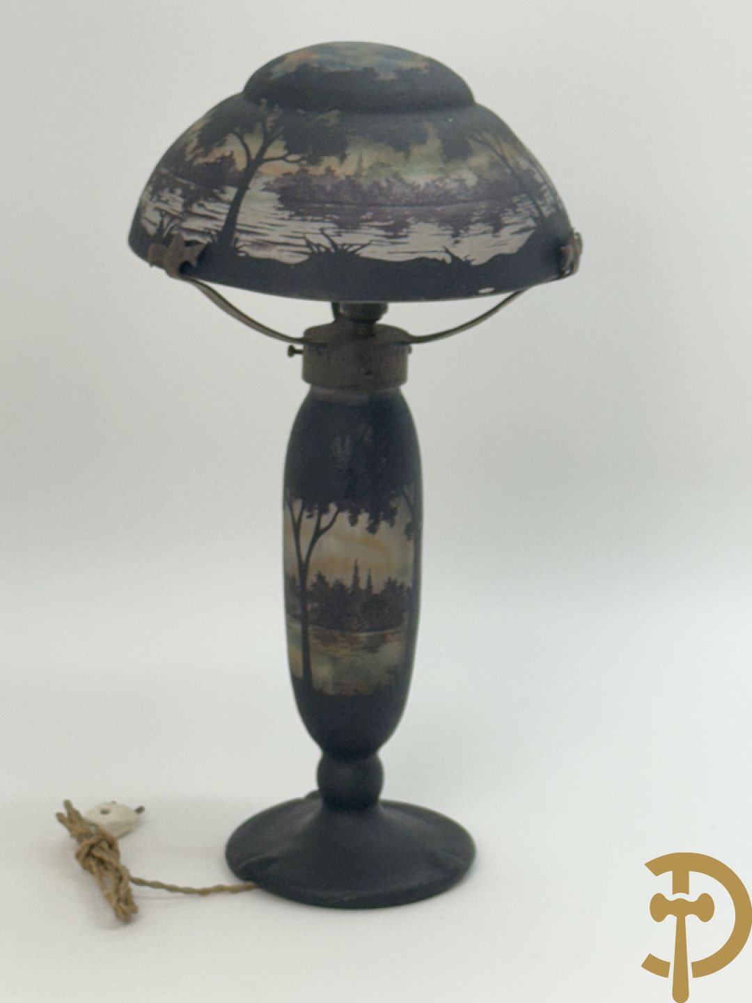 Pate de verre lampadaire Art Deco met geïriseerd lanschapsdecor, Müller Frères Luneville getekend