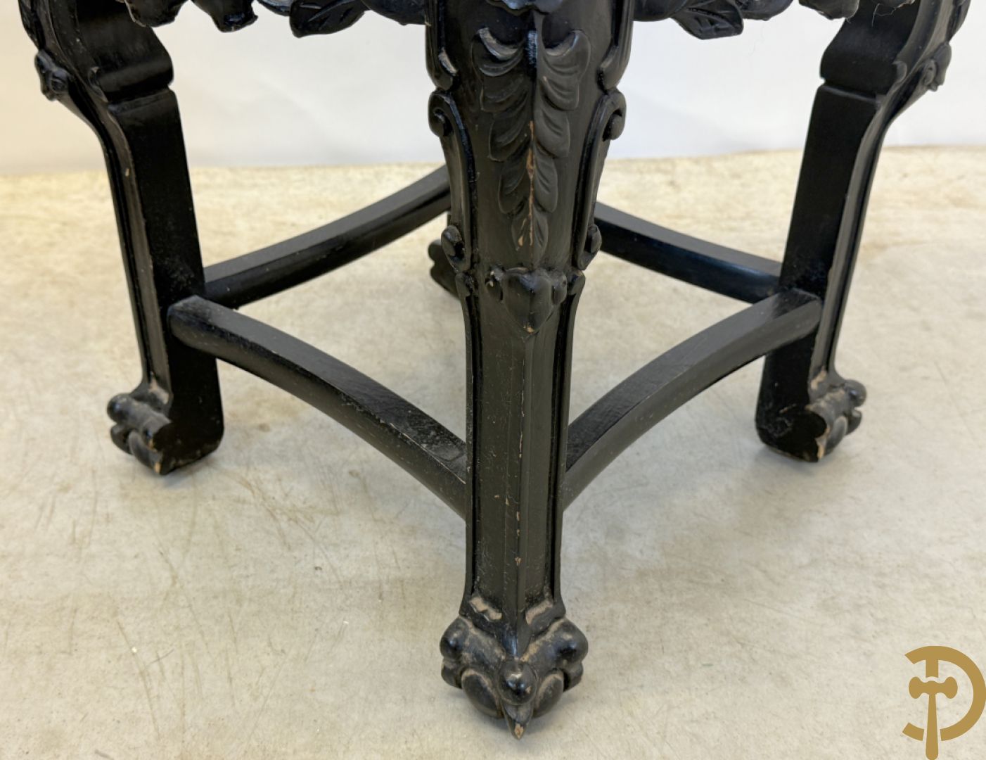 Paar achthoekige hardhouten Chinese sokkels met fo-honden en bloemendecoratie