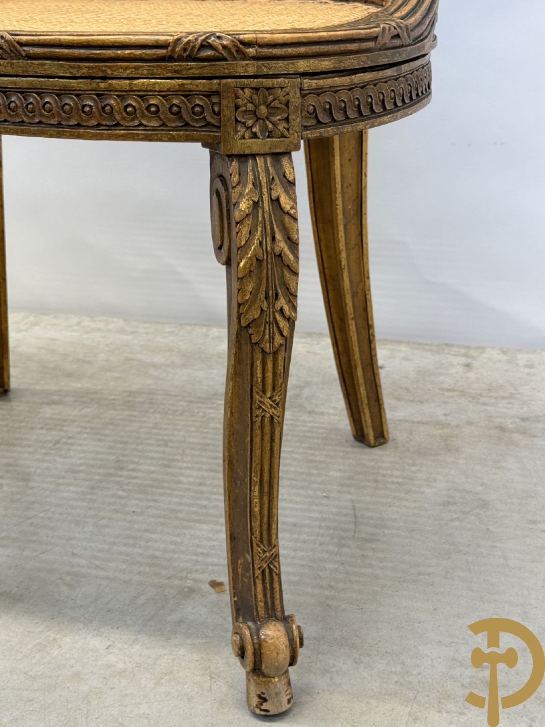 Paar bijzetzetels Louis XVI stijl met bloemenmotieven op voluutvormige poten, dubbel gecanneerd