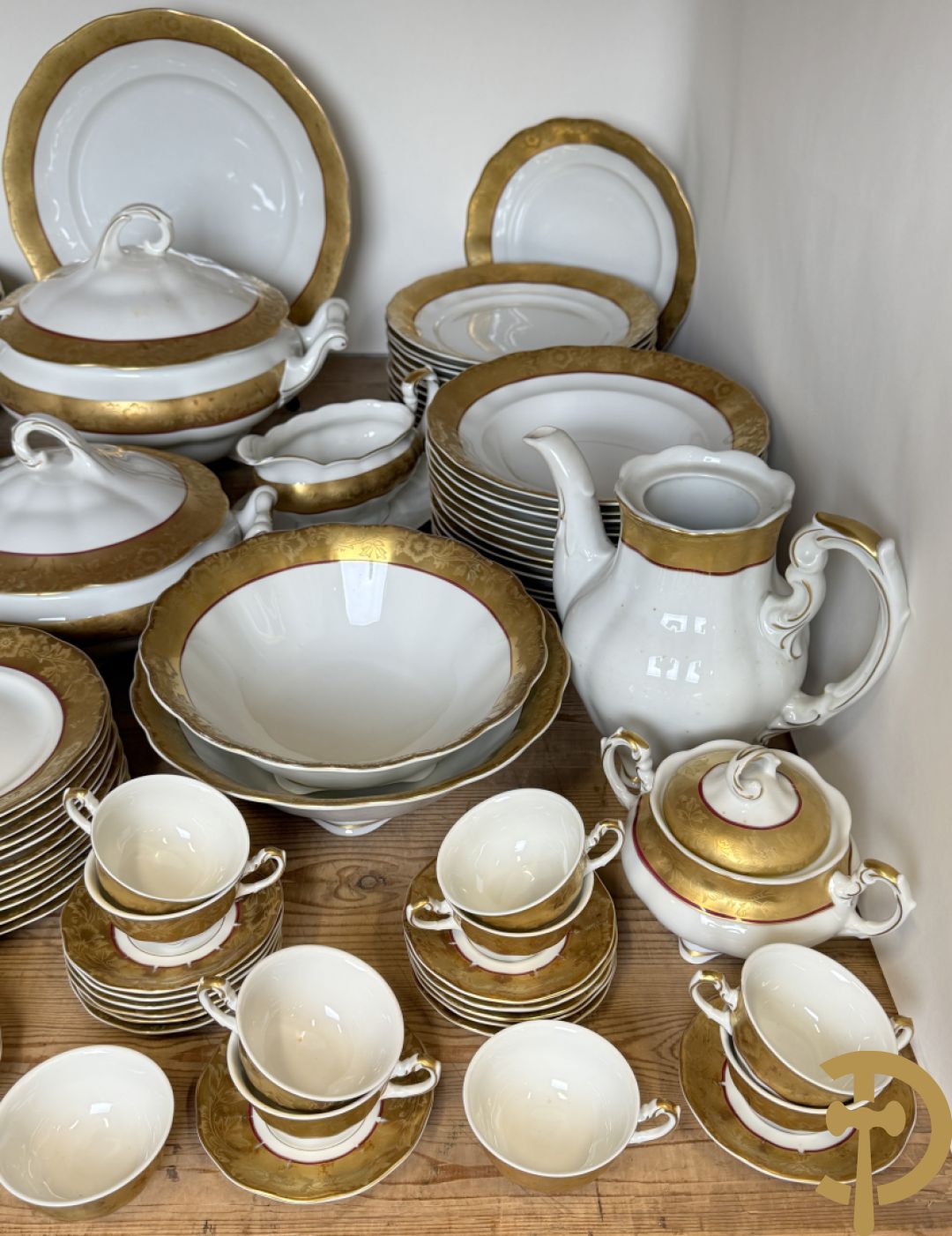 Verguld porseleinen servies met bloemenmotieven