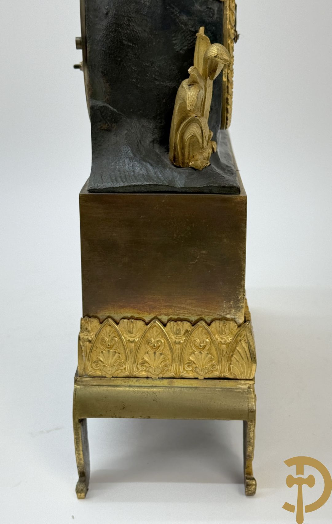 Vergulde pendule met liggende dame en wijzerplaat in blauw email, Charles X