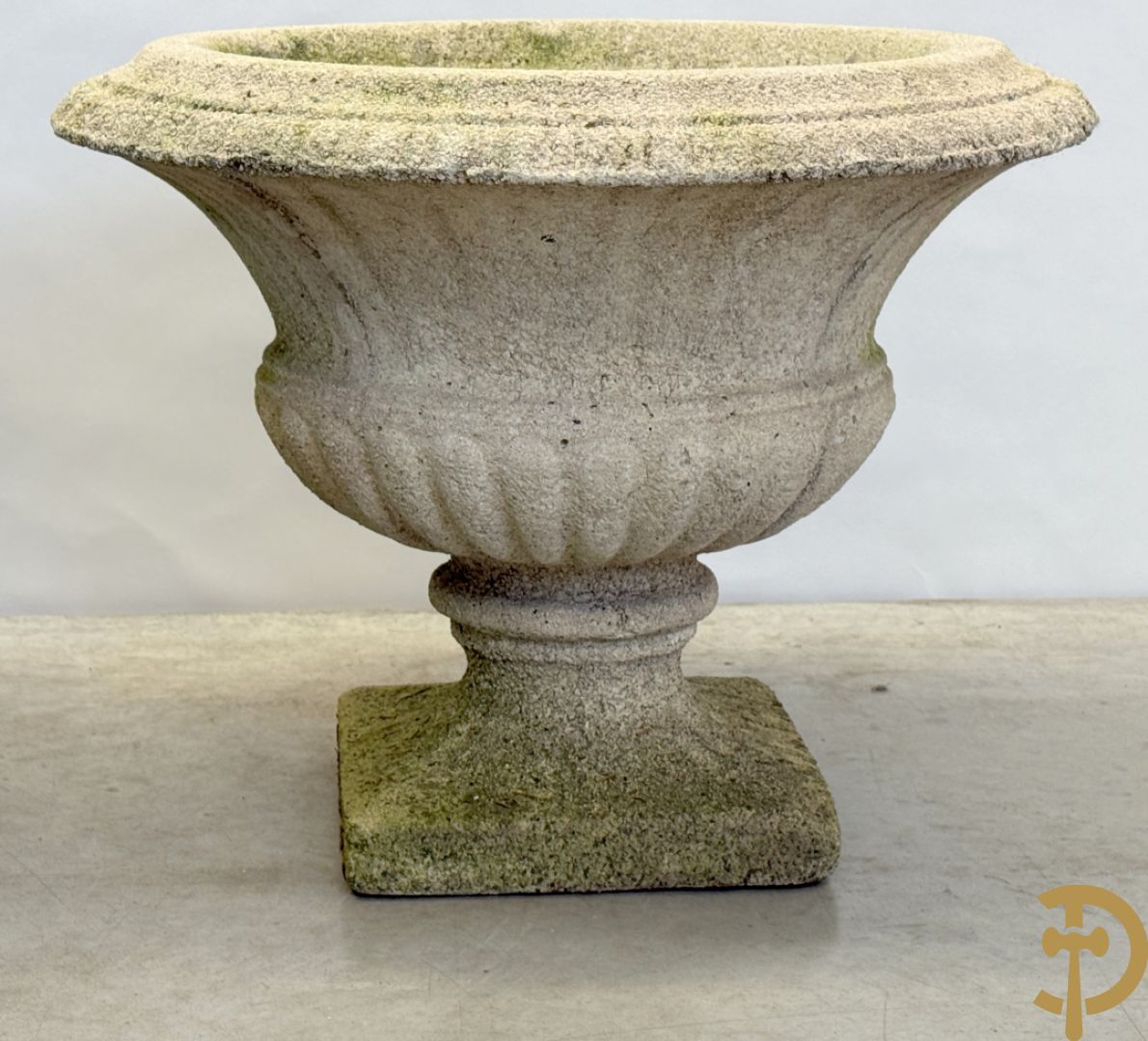 Paar stenen cachepots, onderaan gelobd