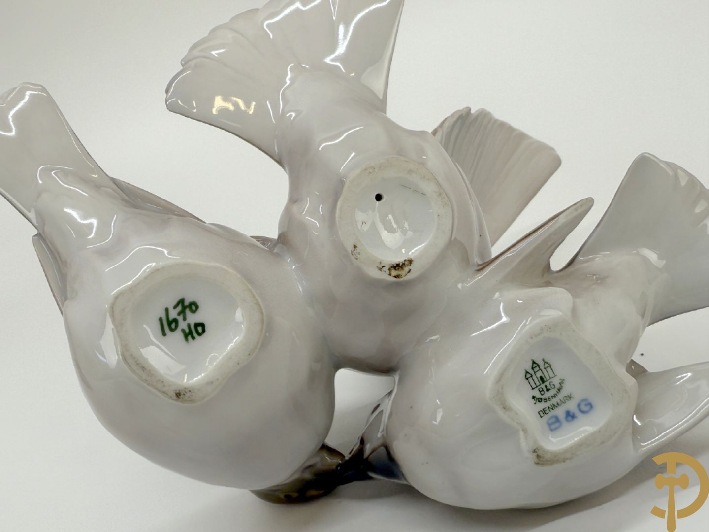 Reeks biscuitbeelden in Royal Copenhagen o.a. saterfiguur met bok, vogeltjes, hond, muis, ijsbeer, schaaltje