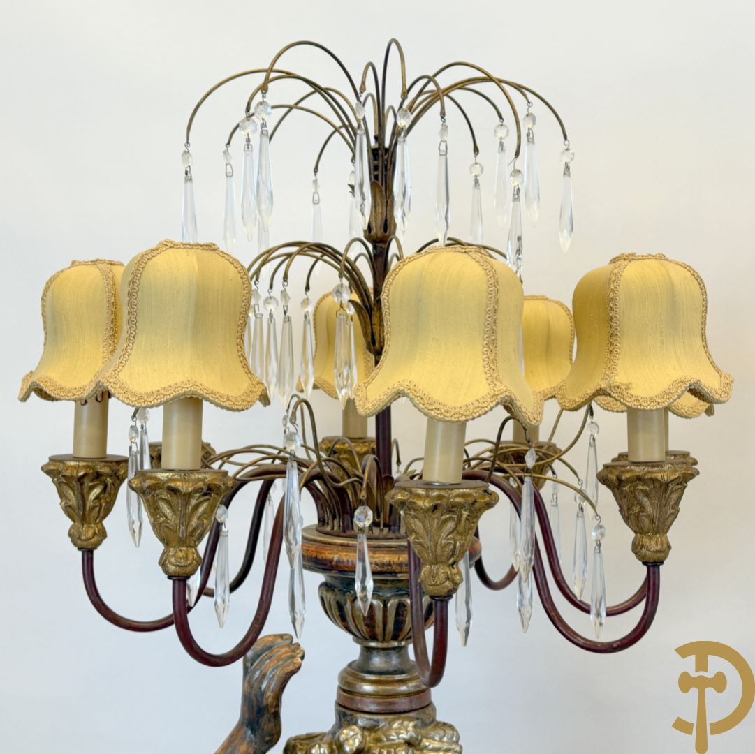 Paar gepolychromeerde dames op sokkel, bekroond met achtarmige kandelaar met lichtpunten en bellen, Italiaans, jaren 