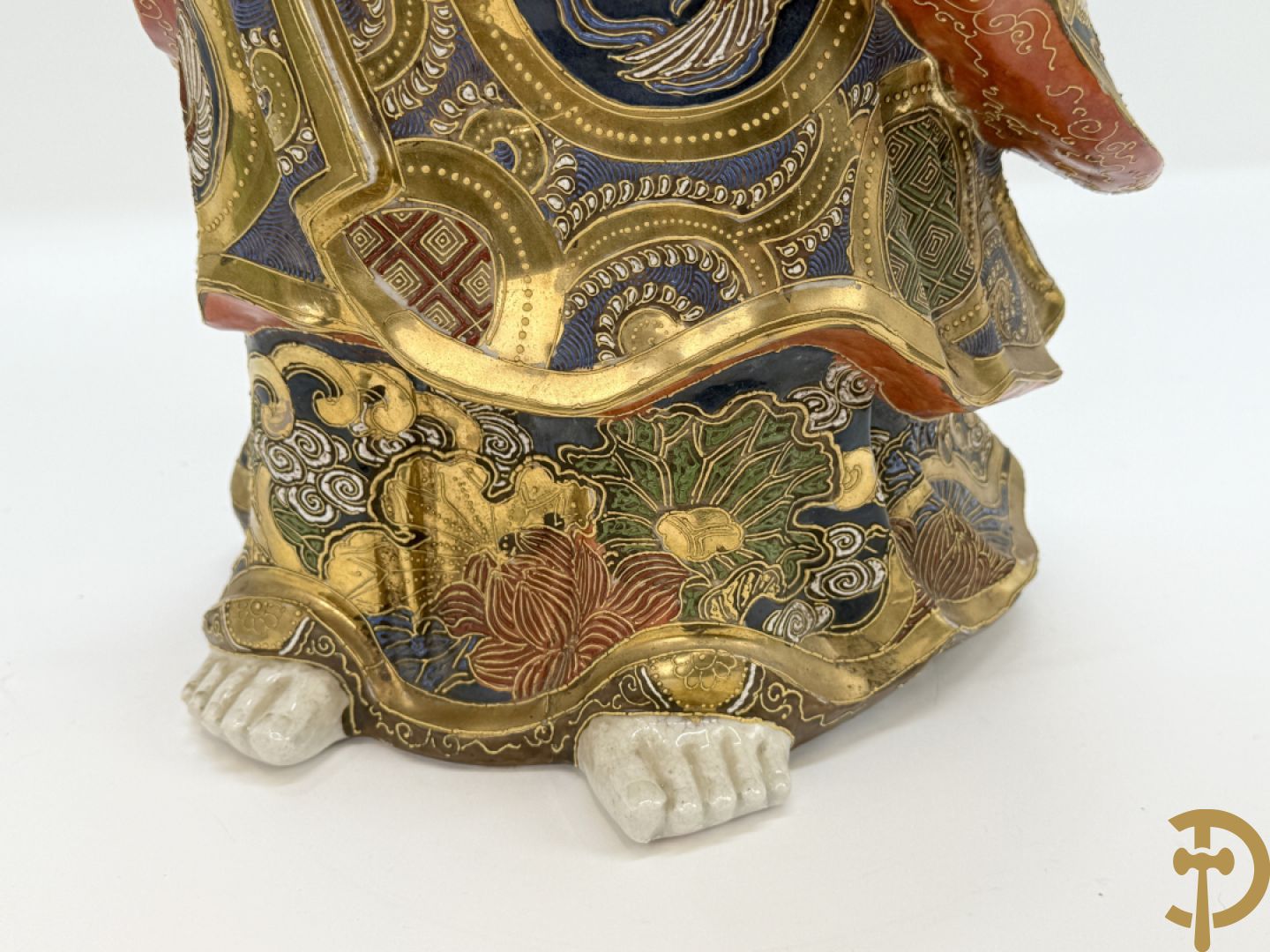 Grote staande Kwan Yin in Japans Satsumat porselein