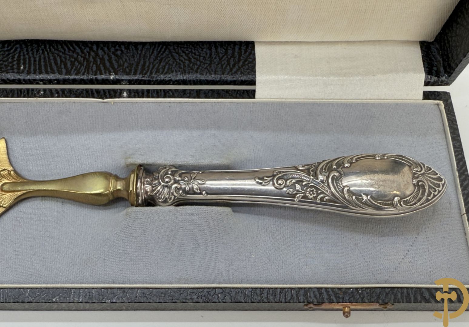 Massief zilveren bestek met Louis XV motieven bestaande uit 12 soeplepels (72 gram per stuk), 12 vorken (78 gram per stuk), 12 messen, 12 dessertvorken (47 gram per stuk), 12 dessertlepels (40 gram per stuk), 12 dessertmessen, 12 koffielepels (22 gram per stuk), slacouvert, taartschep en suikertang