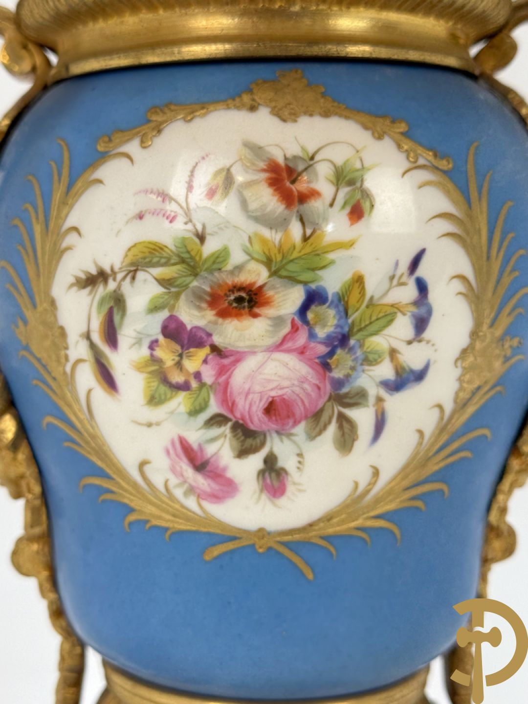 Bronzen lampadaire met accanthusranken en centraal Sèvres coupe gedecoreerd met cupido en bloemendecor