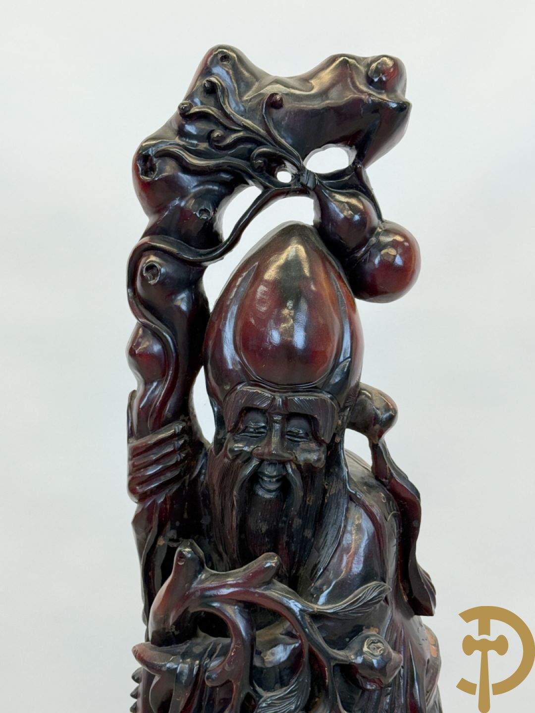 Aziatische houtsculptuur van wijsgeer met staf, vogels en kinderen