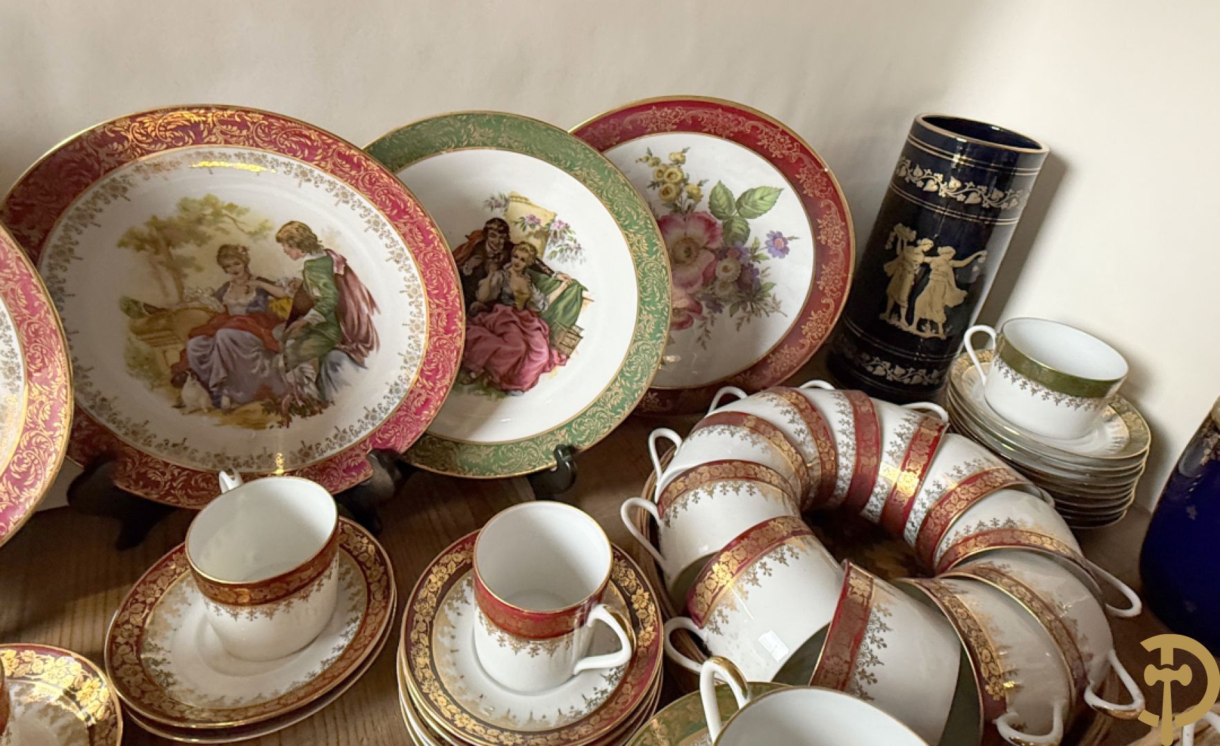 Porseleinen Limoges koffiekopjes en schoteltjes met vergulde accanthusranken + porseleinen Limoges borden met romantische geanimeerde taferelen + roze en blauwe Limoges vazen met romantische taferelen