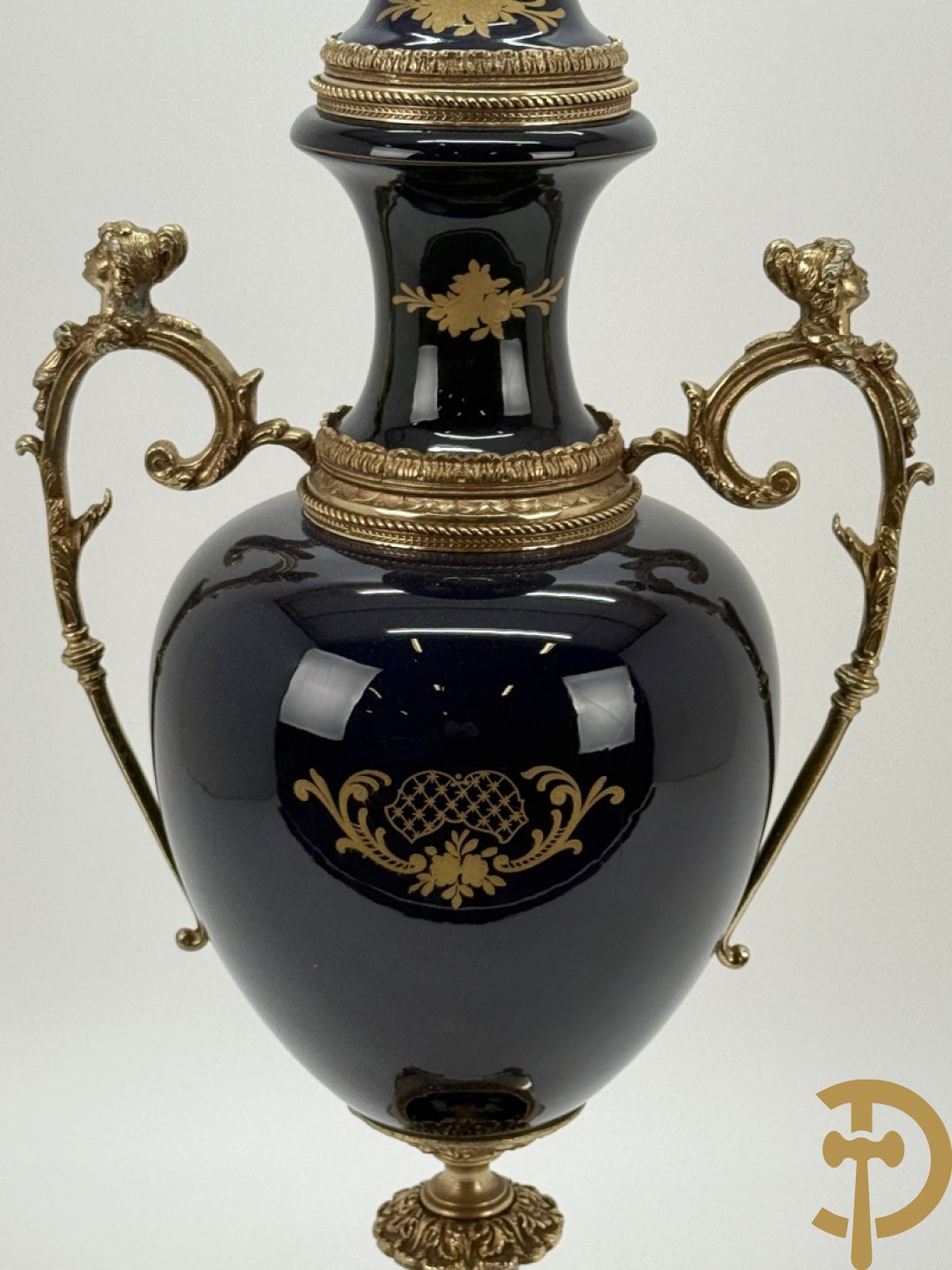 Onleesbaar getekend Sèvres stijl vaas met geanimeerd landschapsdecor en zijdelings met bronzen ornamenten bezet