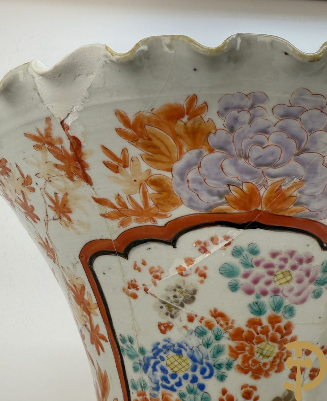 Paar Japanse porseleinen waaiervazen met bloemen en geanimeerd decor