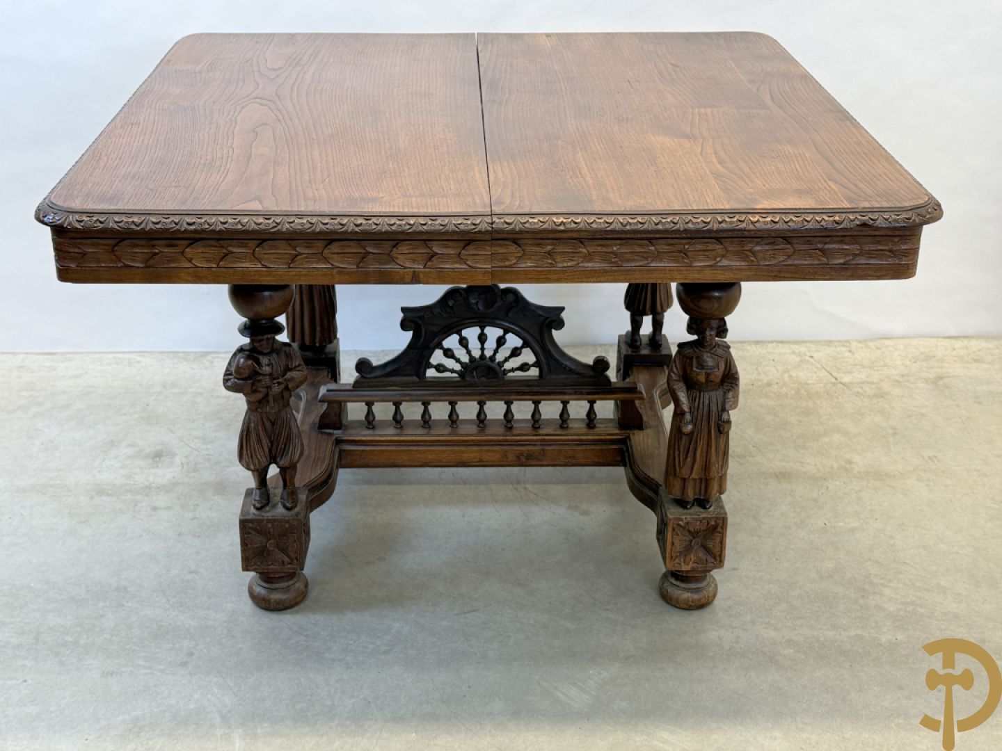 Massief eiken Bretoense eetkamer bestaande uit buffet met 3 deuren boven, 2 deuren onder, lades midden en gesculpteerde geanimeerde scènes + desserte + uittrekbare tafel + 6 stoelen + extra allonge