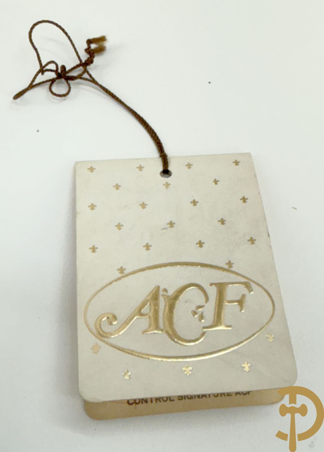 Paar porseleinen Sèvres stijl dekselpotiches met dubbel bedrukt romantisch decor en bezet met bronzen ornamenten